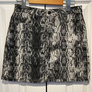 Zara denim snakeskin mini skirt Size Small‎